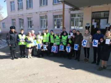 Госавтоинспекция и отряд ЮИД призывают пешеходов стать заметней в темноте.